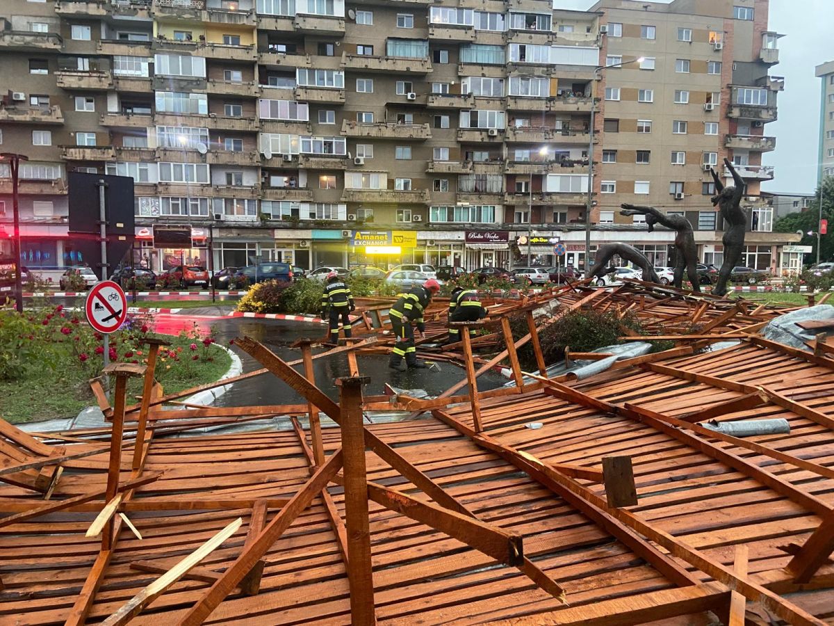 Cod Roşu de vijelie în Hunedoara. Acoperişuri luate de vânt în Deva şi Brad | FOTO