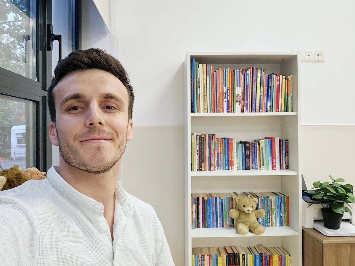 Profesorul Petruț Rizea, originar din Stâlpeni, a strâns 500 de cărți pentru elevii săi | Gazeta de Stâlpeni