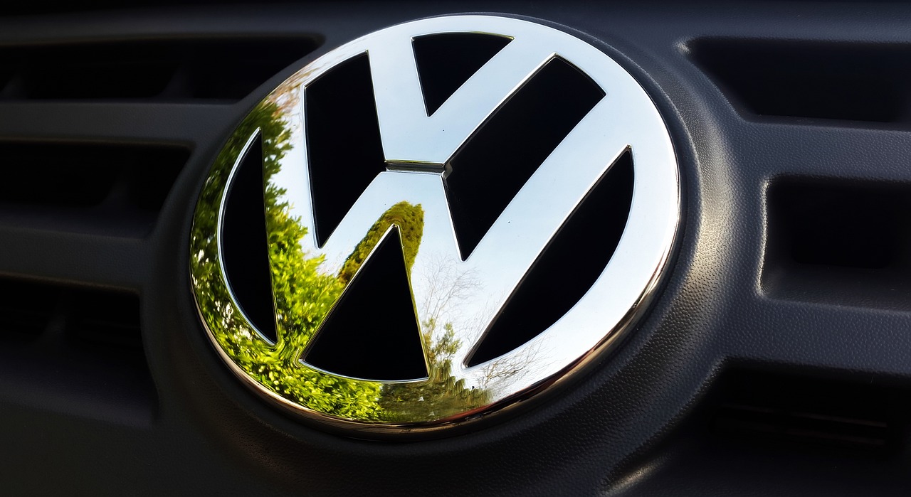 Volkswagen investește 5,8 miliarde de dolari într-un parteneriat cu Rivian, rivalul Tesla | Aktual24
