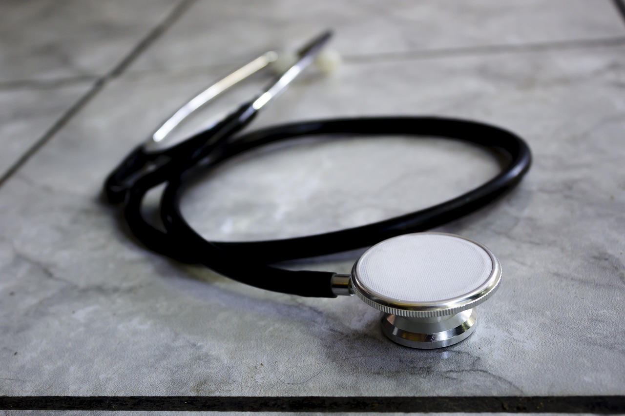 Percheziții la un bărbat din județul Timiș, cercetat pentru că ar fi prestat servicii medicale fără a avea dreptul