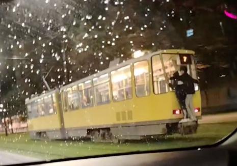 Doi adolescenți, surprinși agățați de tamponul unui tramvai. Poliția îi caută | Bihoreanul