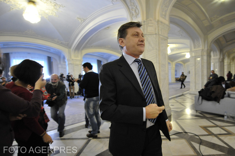 Crin Antonescu îşi suspendă candidatura la prezidenţiale