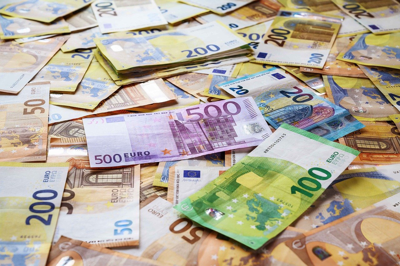 O femeie este cercetată pentru că și-a însușit 4.000 de euro dintr-un palton donat