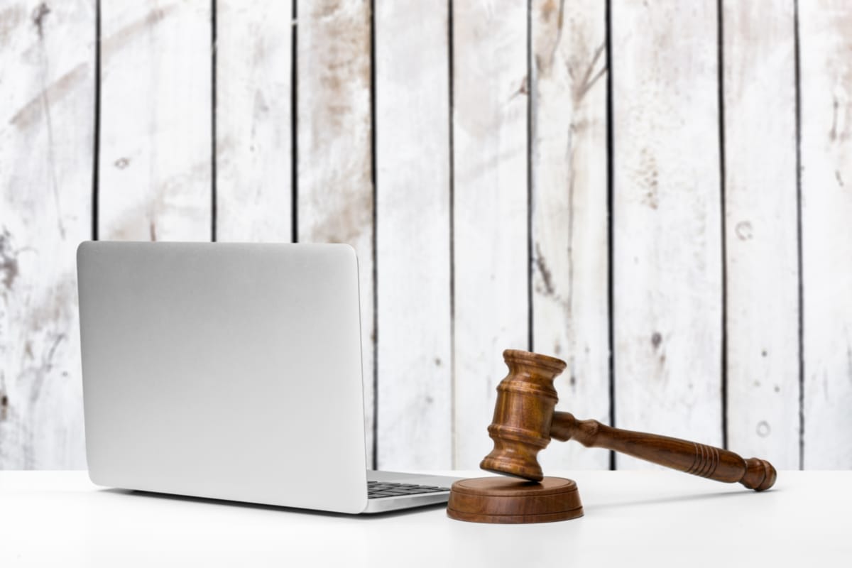 Licențele software și conformitatea legală: Ce trebuie să știi pentru a evita problemele juridice