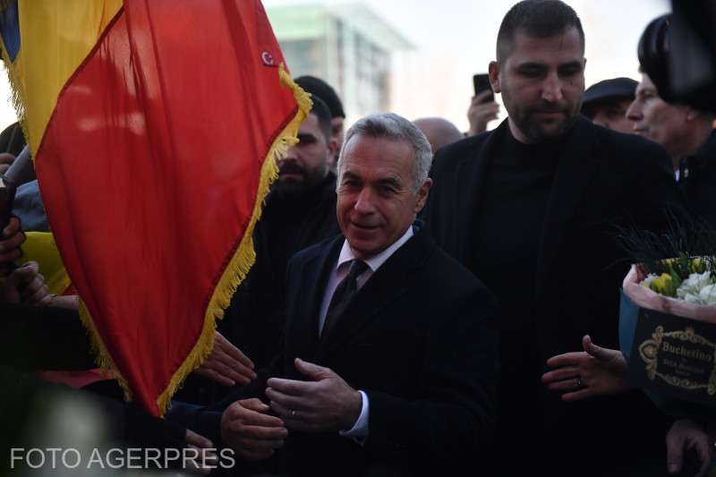 Strângere de semnături pentru Călin Georgescu în Piața Constituției, cu mii de susținători prezenți