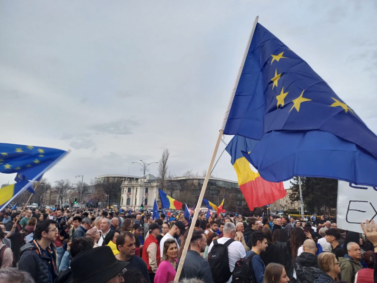 Mitingul „EuRo Manifest”, în Piaţa Victoriei: România este Europa! Să arătăm că România este şi va rămâne parte a familiei europene | FOTO/VIDEO