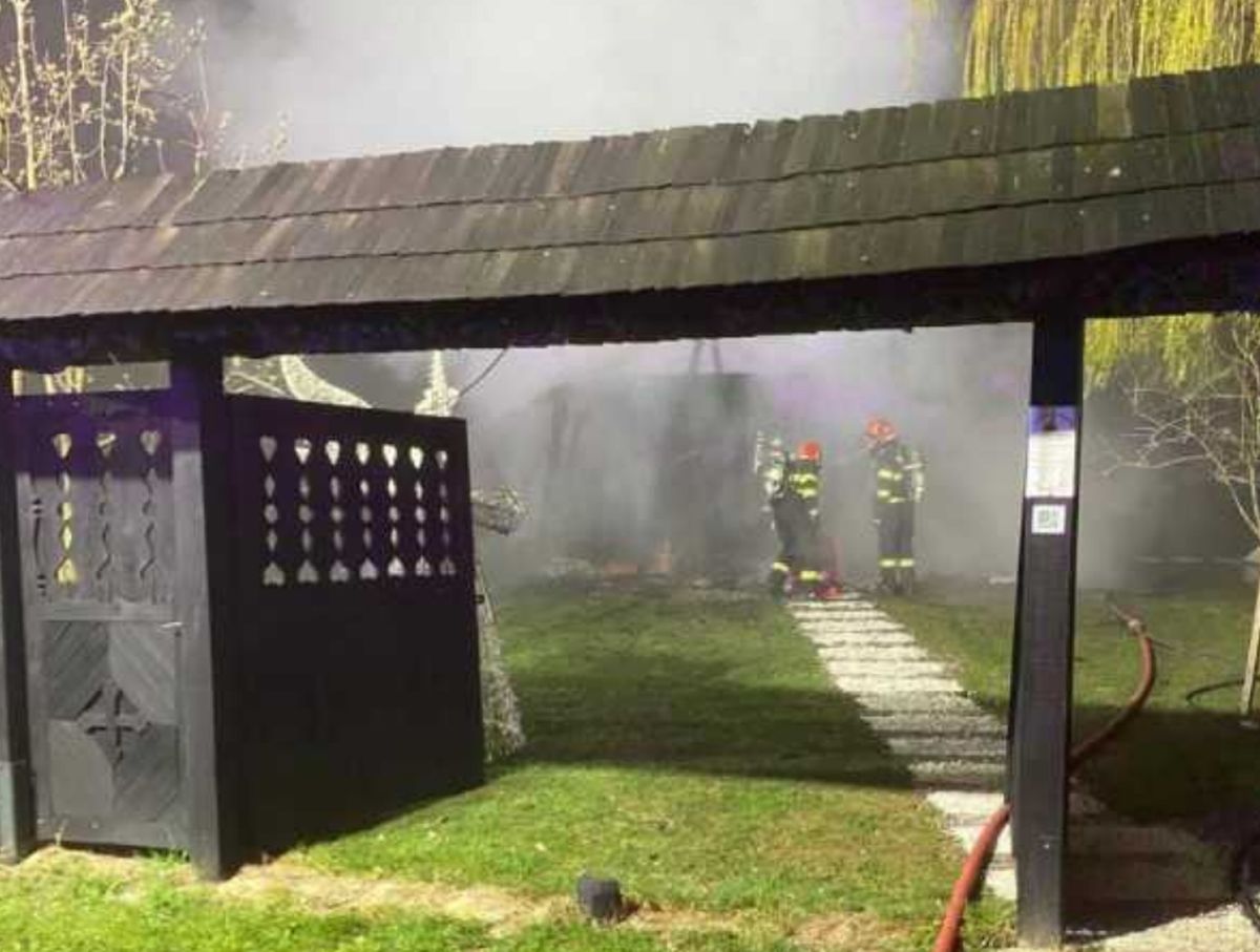 Biserica de lemn de la Muzeul Satului Bănățean, mistuită de un incendiu. Lăcașul de cult a fost construit în 1746 și era unul dintre cele mai valoroase monumente istorice din Banat
