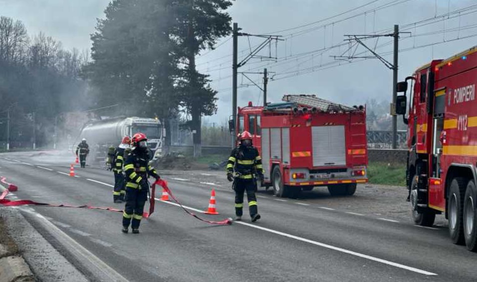 Scurgeri de acid sulfuric dintr-o cisternă aflată pe DN 1, la Comarnic. Traficul a fost deviat