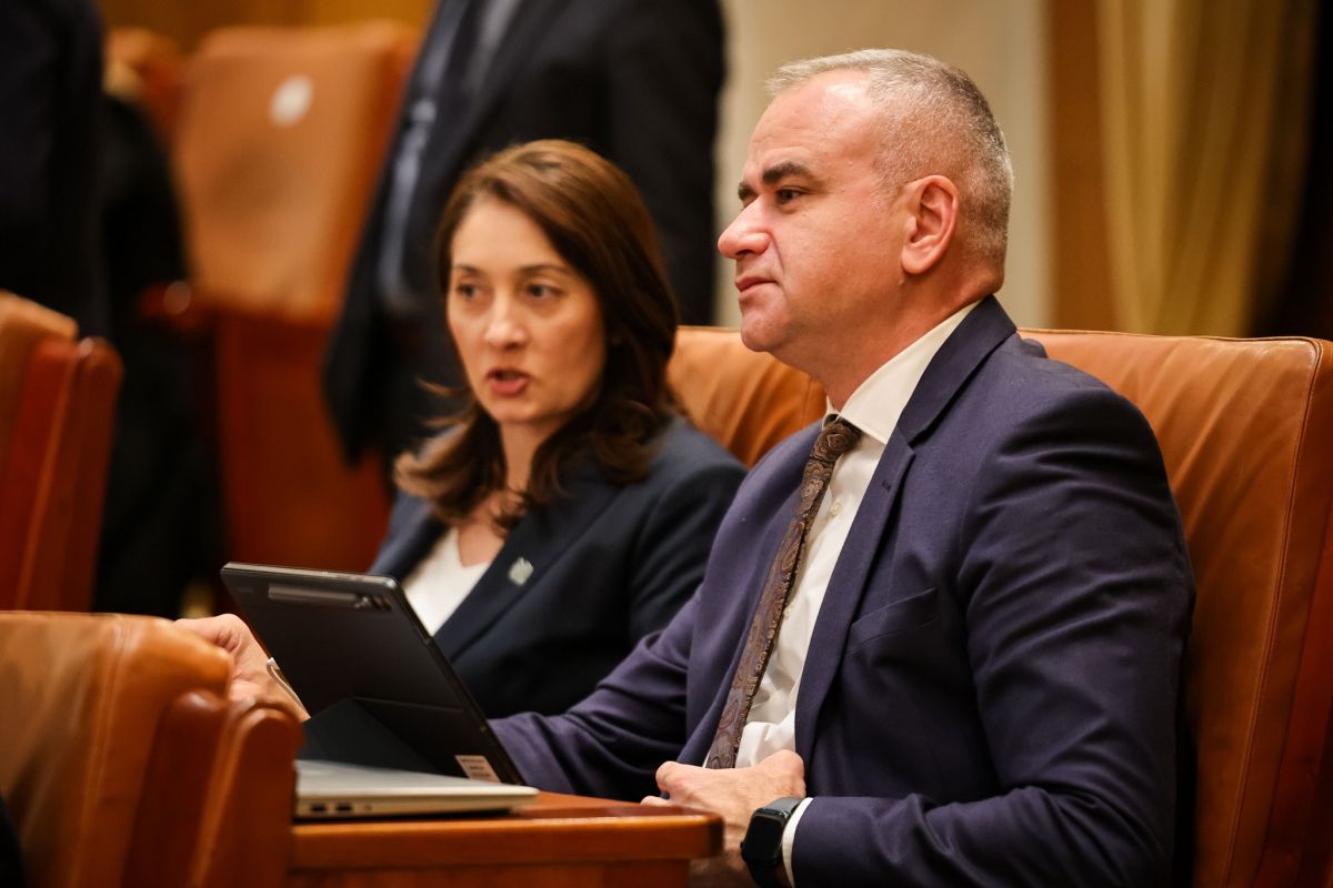 Un senator USR acuză MApN că i-a răspuns că numărul de generali ai Armatei Române reprezintă o informație clasificată