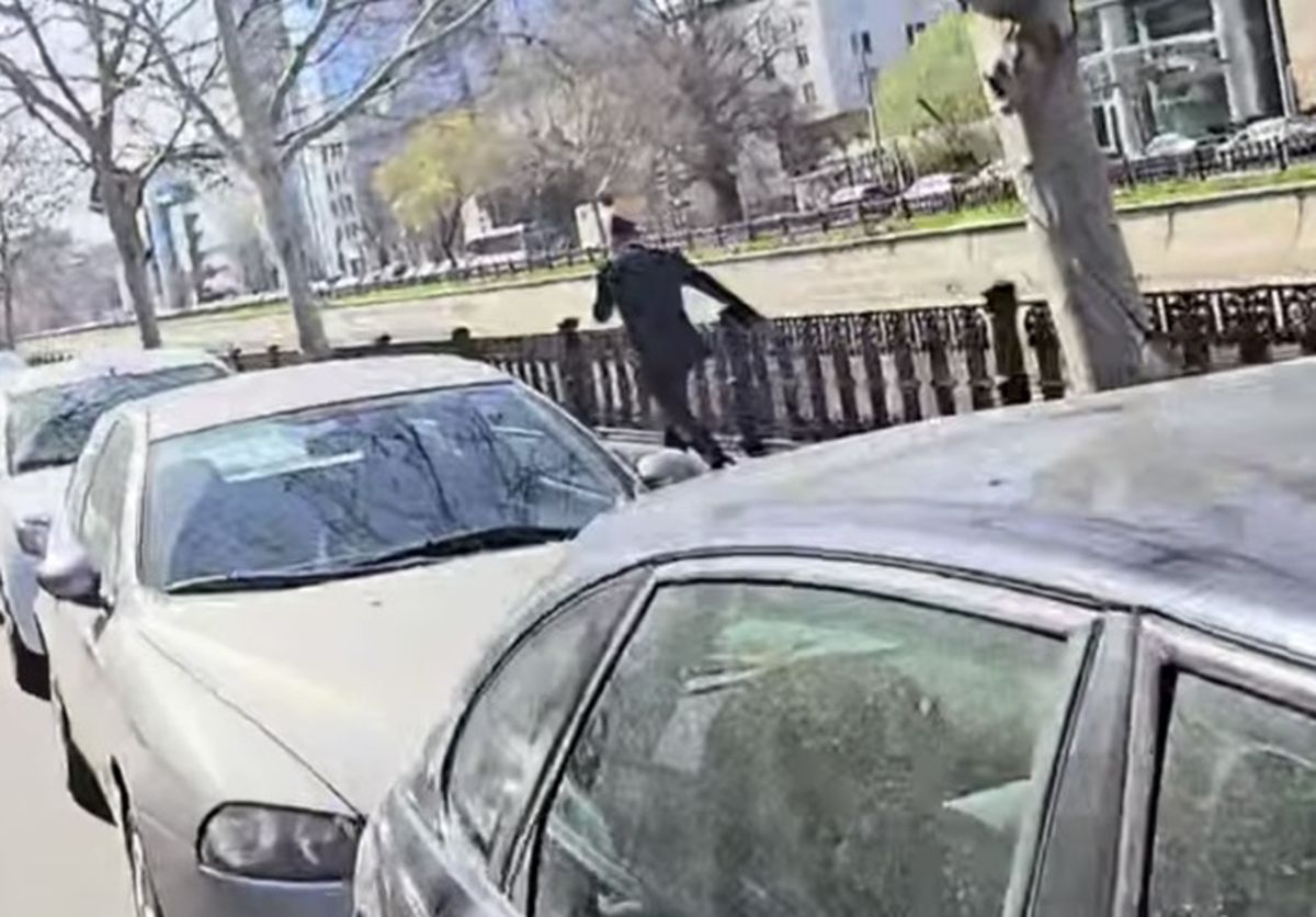 AKTUAL24 | Un senator POT a luat-o la fugă printre blocuri ca să scape de un protestatar