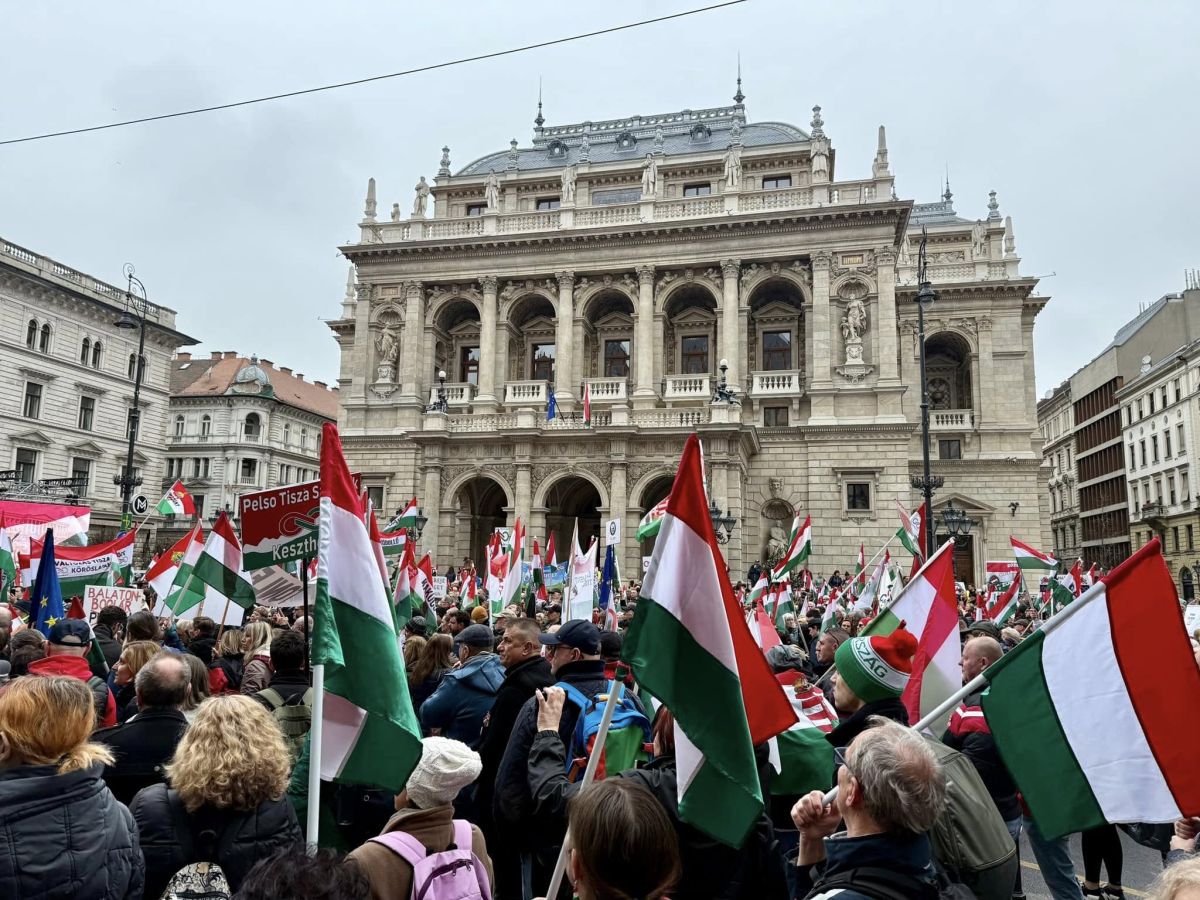 Zeci de mii de persoane au protestat la Budapesta împotriva lui Viktor Orban. Premierul Ungariei și-a numit adversarii „gândaci” care trebuie „curățați” din viața publică | VIDEO