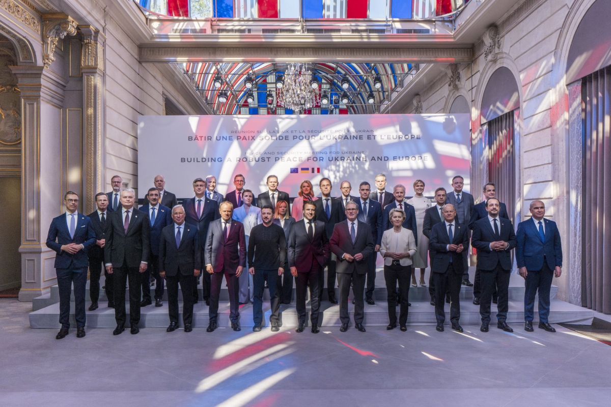 Zelenski: Macron și Starmer, desemnați să reprezinte Europa în negocierile de pace