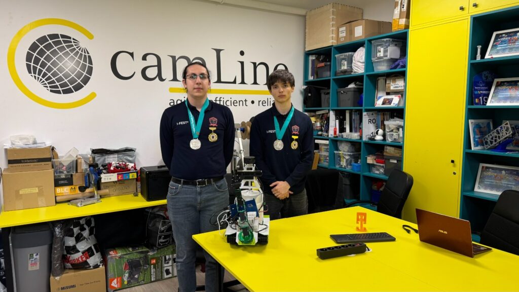 Doi elevi din Iași, premiați la competiție internațională în Tunisia. Au inventat robotul care colectează gunoaie
