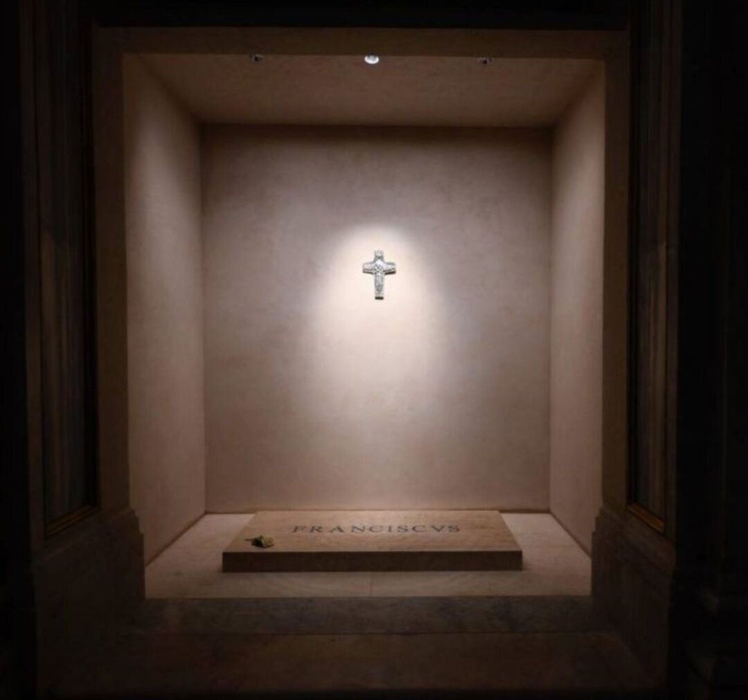 Mii de pelerini vizitează mormântul Papei Francisc la bazilica Santa Maria Maggiore din Roma