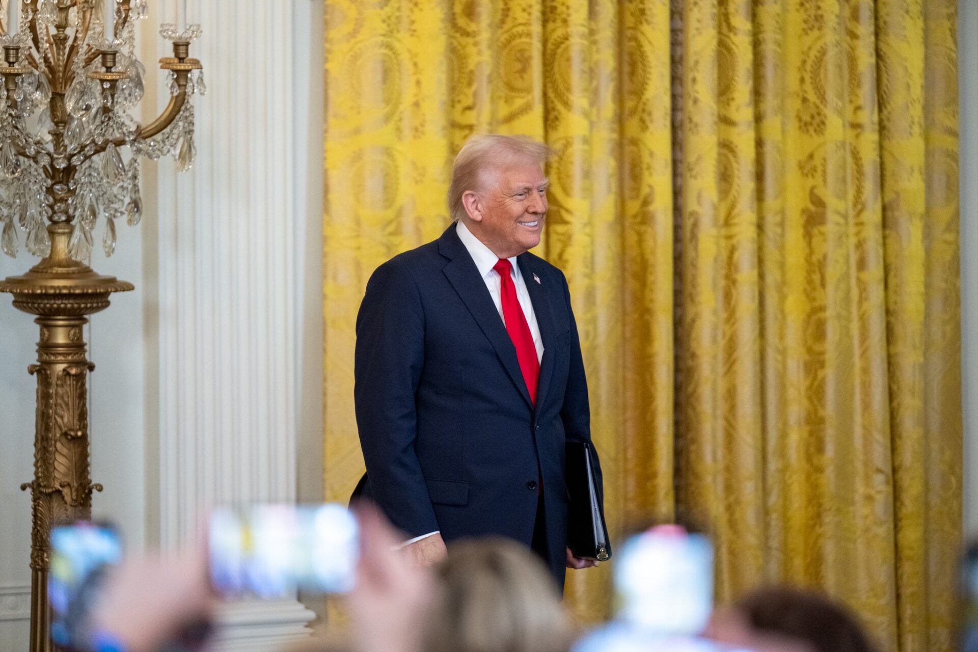 AKTUAL24 | Trump înregistrează scăderi în sondajele de opinie, ajungând la scoruri mai mici decât în primul mandat