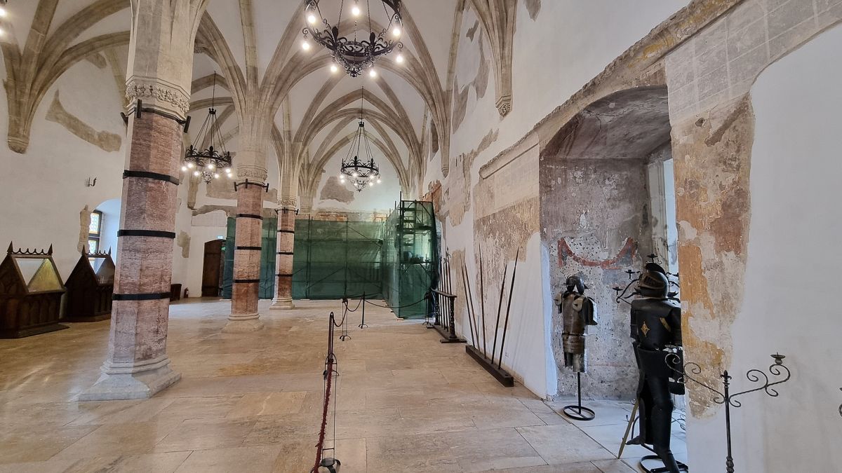 Fresce importante din Castelul Corvinilor, restaurate de specialiști | FOTO