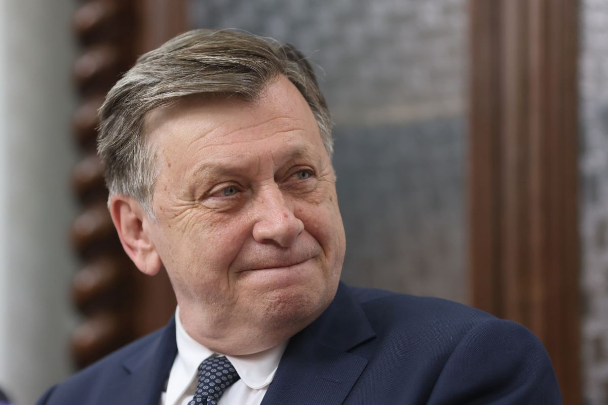 Dezvăluire SNOOP: Liberalii donează banii personali în conturile PSD ca să ajungă în campania lui Crin Antonescu