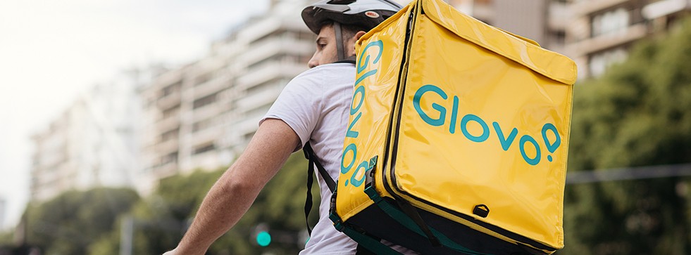 Adevărul din spatele livrărilor rapide Glovo. Mită și evaziune pentru comenzi și program de 12 ore