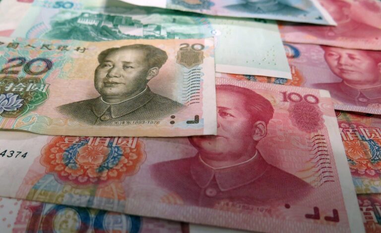 Yuanul chinez atinge cel mai scăzut nivel din ultimii 17 ani