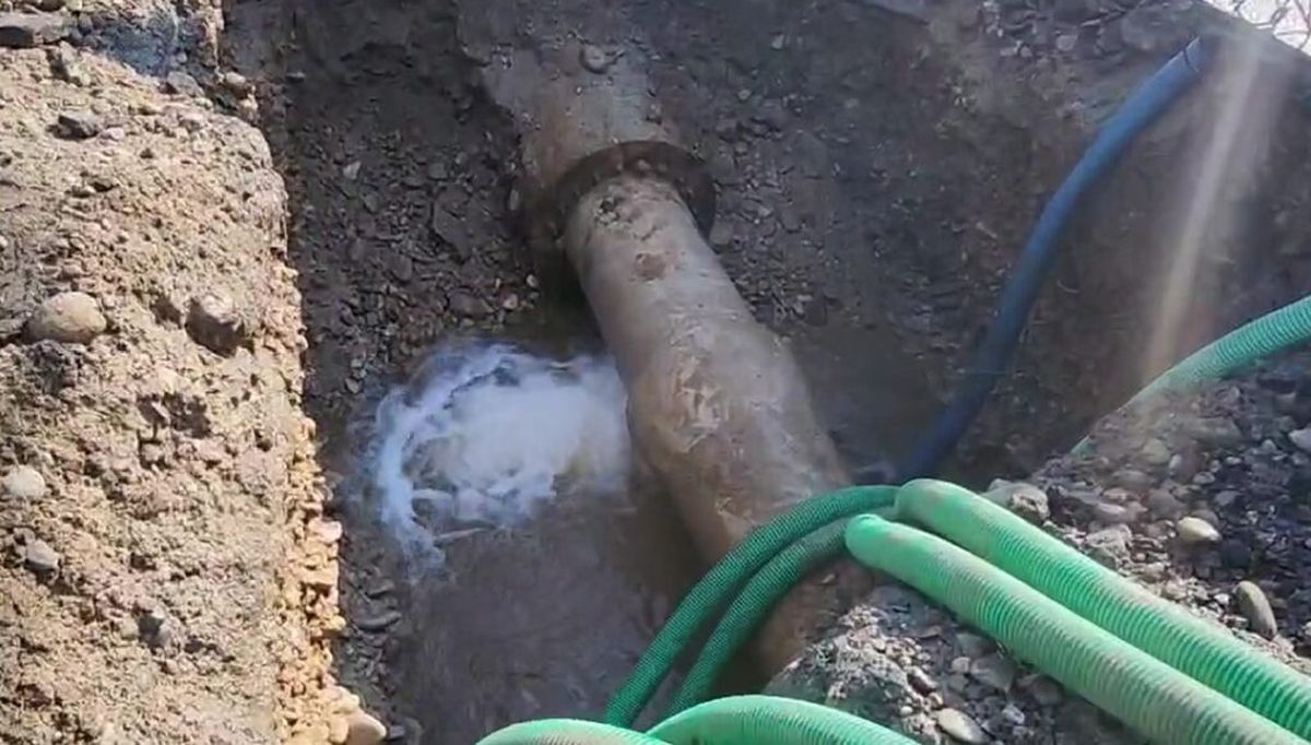 ZIARUL DE IAȘI | Pierderi uriașe la operatorul de apă din Iași. La fiecare trei metri cubi de apă pompată în rețea, unul se duce în pământ