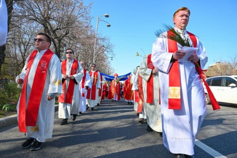 Procesiunea de Florii pe străzile Capitalei, organizată de Arhiepiscopia Romano-Catolică de București