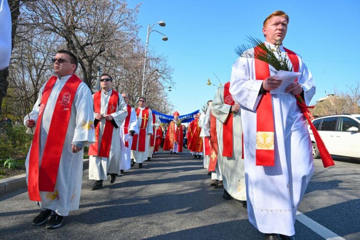 Procesiunea de Florii pe străzile Capitalei, organizată de Arhiepiscopia Romano-Catolică de București