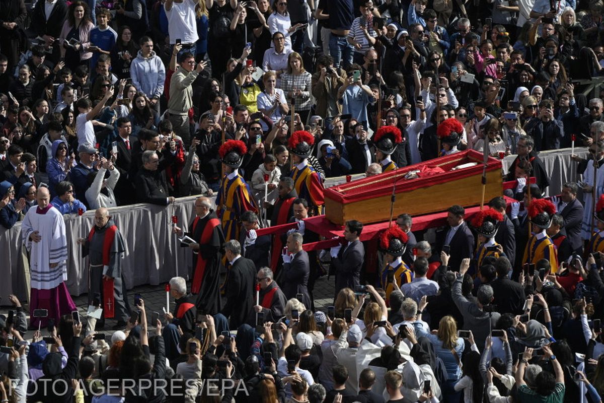 Trupul neînsuflețit al papei Francisc a fost dus în bazilica Sfântul Petru. Zeci de mii de credincioși au participat la procesiune | VIDEO