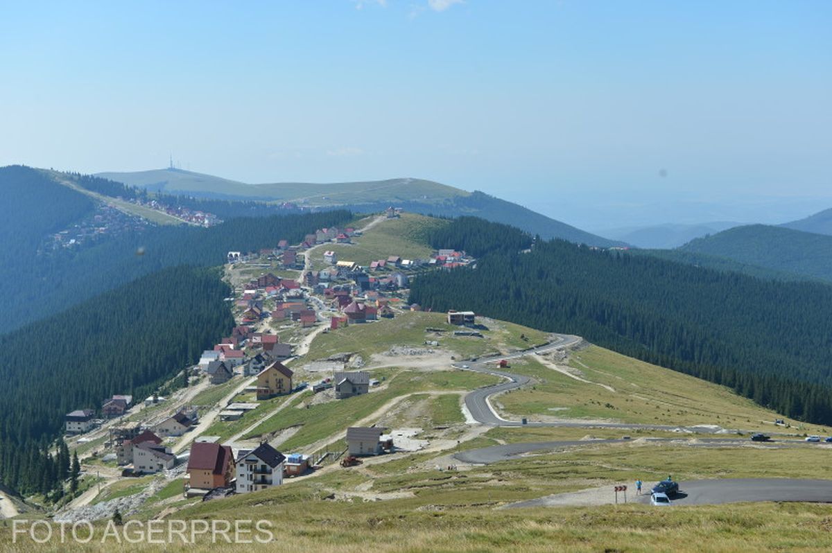 Zona montană Rânca, aproape pustie de Sărbătorile Pascale. Majoritatea unităţilor de cazare, închise