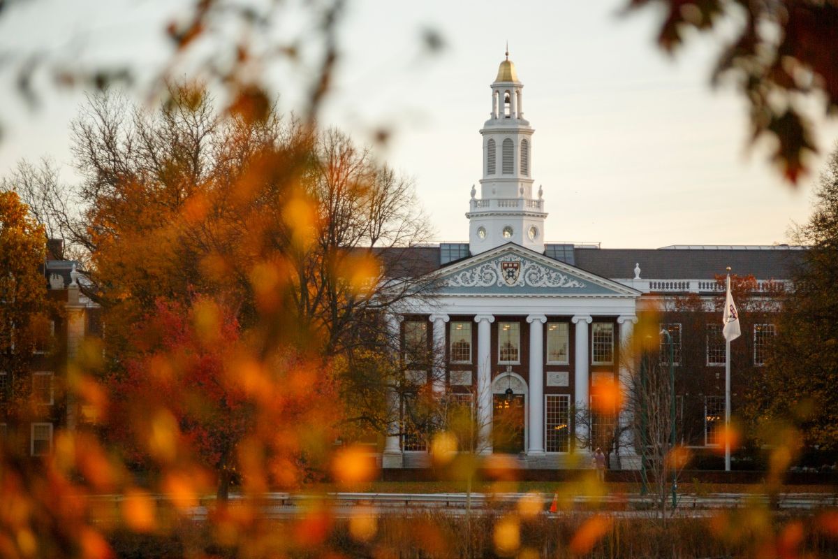 Universitatea Harvard, amenințată de administrația Trump cu pierderea dreptului de a înscrie studenți străini