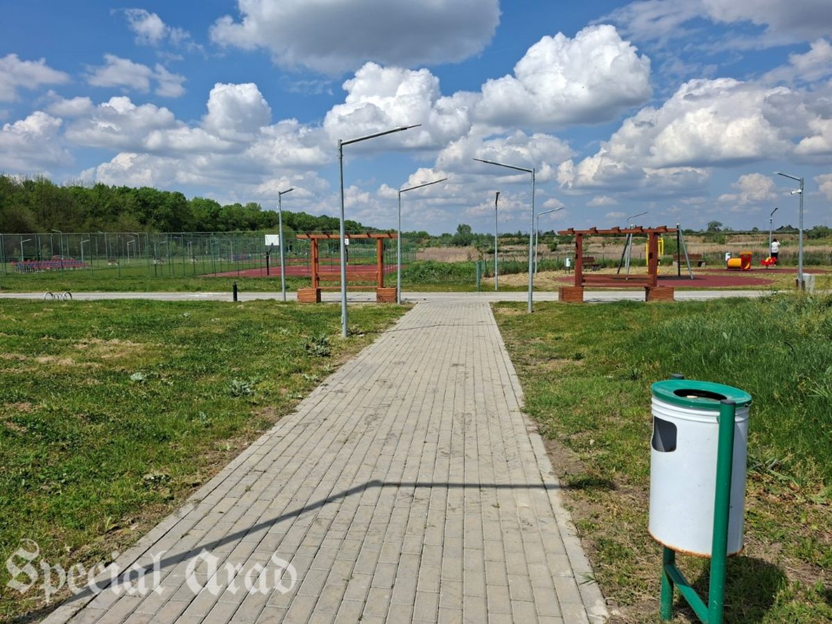 SPECIAL ARAD | Zona de agrement Mărului din Arad, între bănci goale, moloz și arșiță