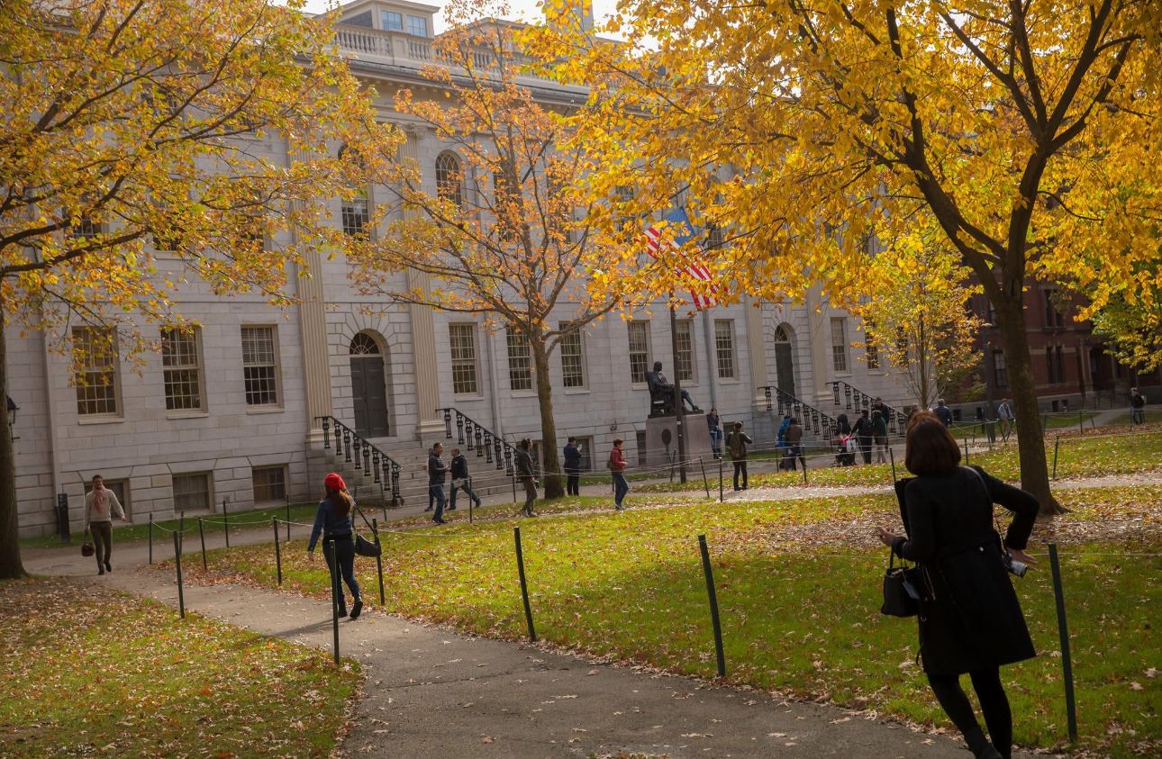 Harvard dă în judecată administrația Trump după ce pierde dreptul de a mai avea studenți străini: „Fără studenții internaționali, Harvard nu mai e Harvard”
