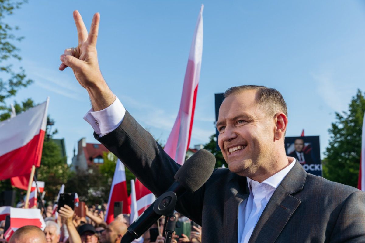 Alegeri prezidențiale în Polonia. Scheletele din dulapul lui Nawrocki nu reușesc să-i afecteze candidatura