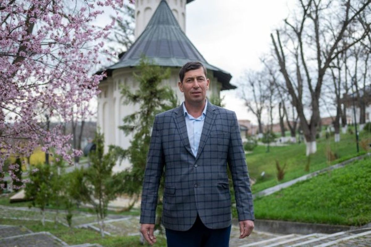 MONITORUL DE BOTOȘANI | Caz inedit de corupție într-o comună din Botoșani. Viceprimarul a cerut șpagă pavele pentru un influent consilier loca