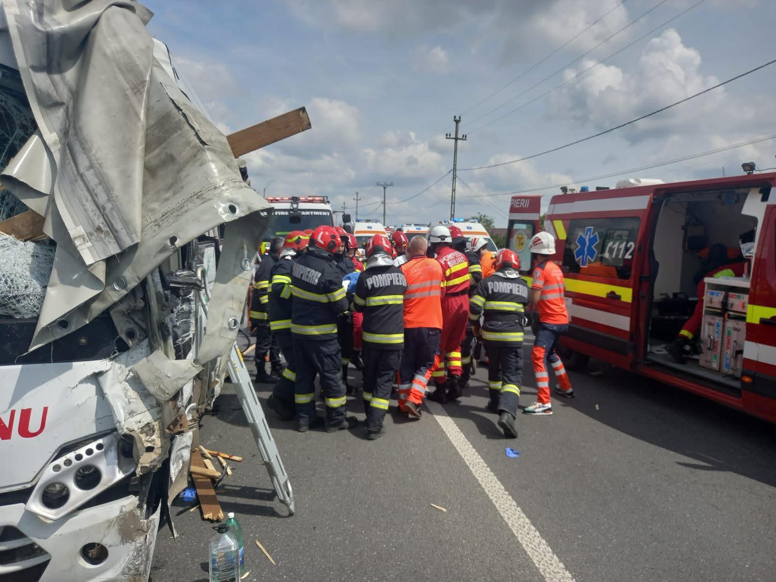 Şapte persoane rănite grav şi şase rănite uşor într-un accident de autocar la Leţcani, în Iași