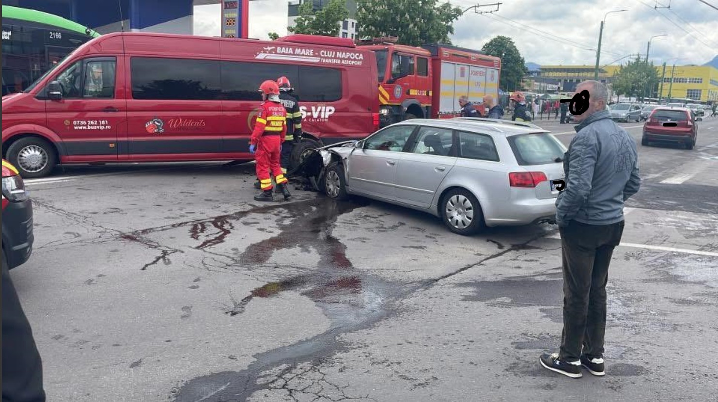 Zece copii și trei adulți au fost transportați la spital după ce un microbuz a fost implicat într-un accident în Brașov