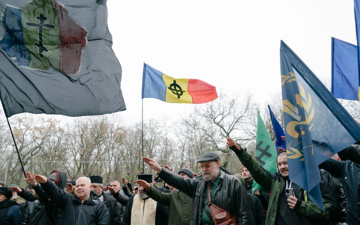 Fotojurnalistul Andrei Pungovschi, care a fotografiat comemorarea lui Zelea Codreanu în noiembrie anul trecut, spune că s-a trezit miercuri cu trei polițiști la ușă, cu mandat de percheziție