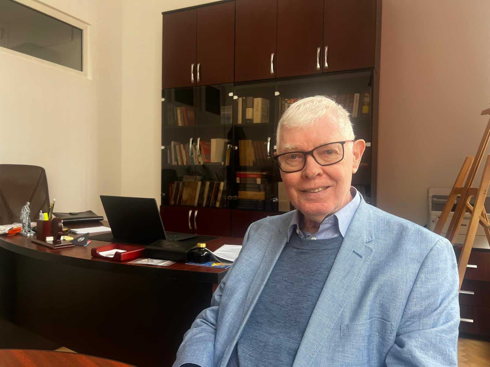 Istoricul Dennis Deletant - „Românii au de ales între Europa şi neant. Este un moment crucial. / Ceea ce reprezintă domnul Simion este politica Moscovei față de România”