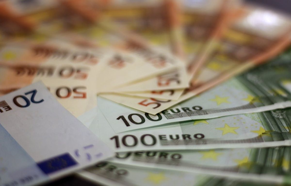 Cursul oficial al euro a ajuns la 5,1222 lei, un nou maxim istoric
