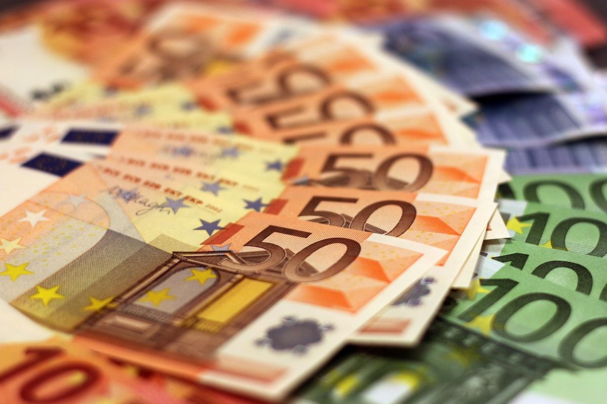 BNR a cheltuit 2 miliarde de euro într-o singură zi ca să mențină cursul stabil al leului, după ce George Simion a câștigat primul tur al prezidențialelor | G4Media