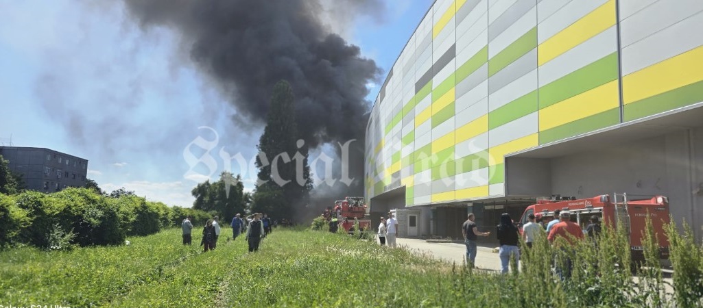Incendiu lângă noul centru comercial Agora din Arad. Autoritățile au emis mesaj RO-Alert