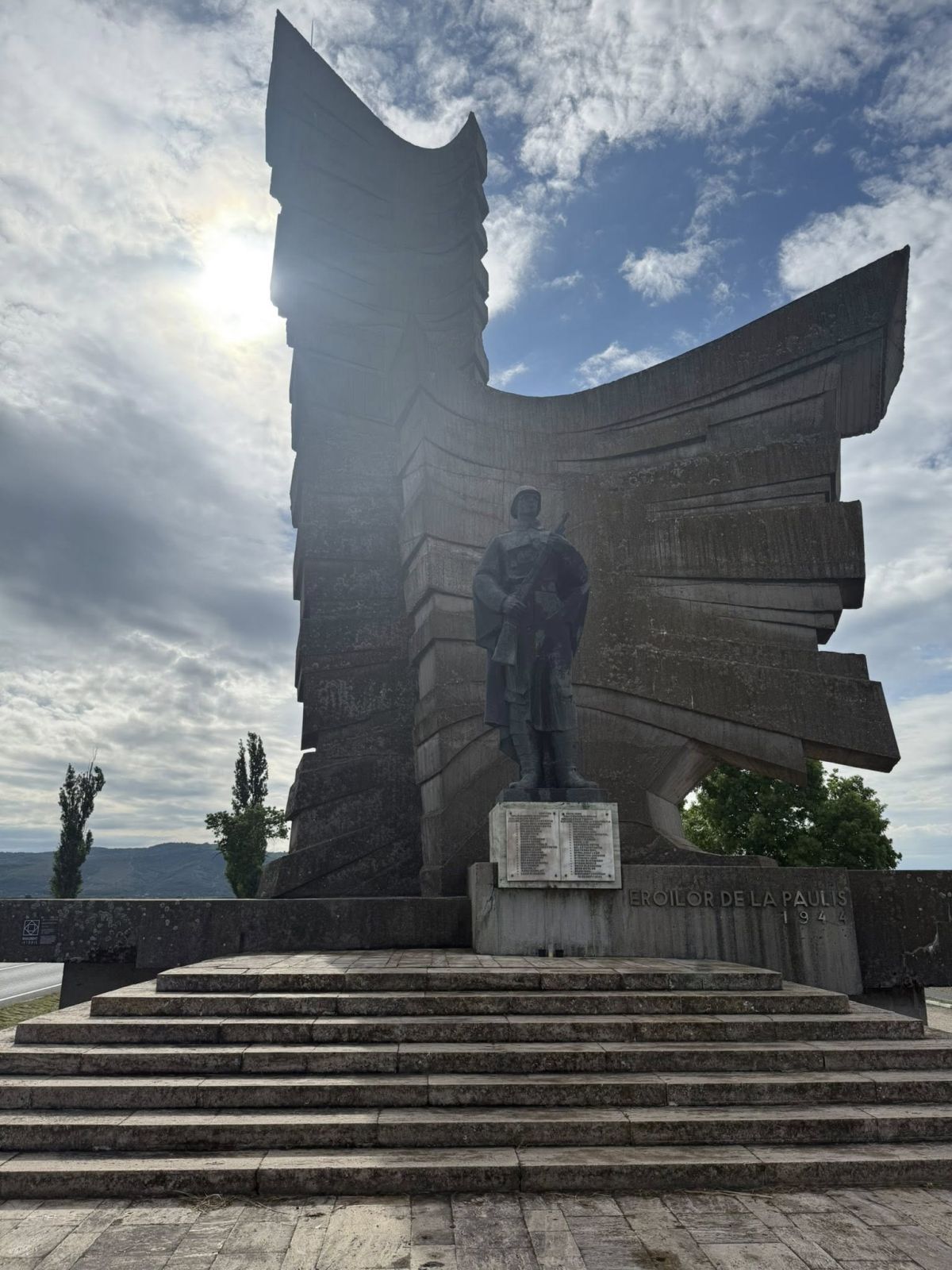 SPECIAL ARAD | Dezinformare în mediul online privind demolarea Monumentului Eroilor de la Păuliș. CJ Arad face plângere penală