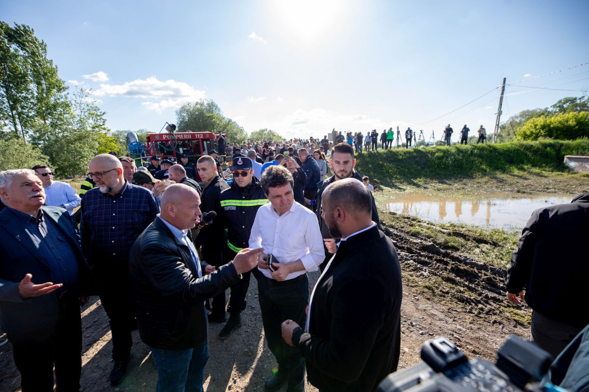 Nicuşor Dan, în satul inundat Băcel: Avem un stat român care este disfuncţional în multe zone. Trebuie presiuni ca să îl facem funcţional