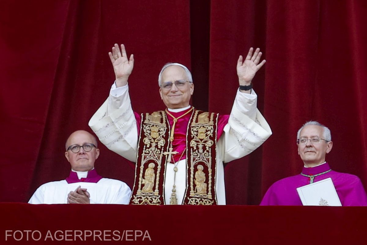 Momentul în care Papa Leon al XIV-lea a apărut pe balcon și a salutat credincioșii: „Pace vouă tuturor” | VIDEO