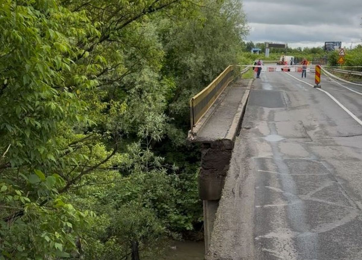 Podul peste râul Săsar, aflat pe drumul de centură al municipiului Baia Mare, s-a surpat | VIDEO