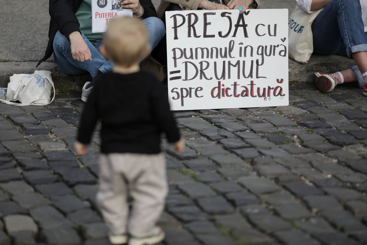 Zeci de organizaţii media și redactii de presă condamnă percheziţia la domiciliul fotojurnalistului Andrei Pungovschi