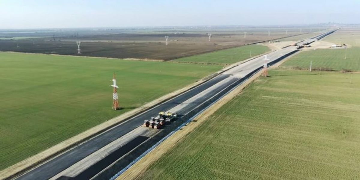 DE BRĂILA | Un bărbat urmărit de poliţie s-a răsturnat cu maşina pe şantierul Drumului Expres Brăila-Galaţi