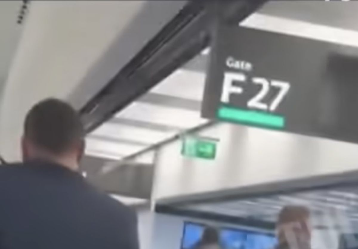 AKTUAL24 | George Simion a făcut show și în avionul de Cluj. Regizorul Tudor Giurgiu, aflat în avion: „Ardelenii se uită la el deopotrivă cu jenă și reținere”