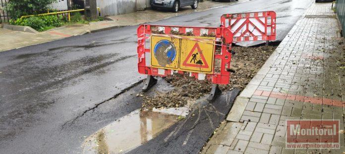 La scurt timp de la asfaltare, o stradă s-a surpat la prima ploaie