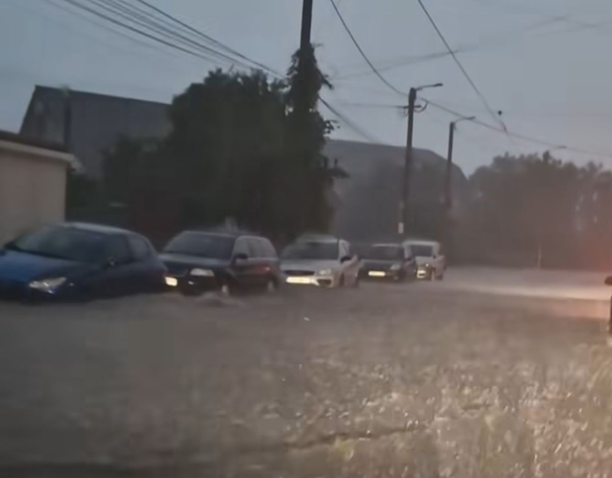 SPECIAL ARAD | Rupere de nori în Arad. Străzi blocate și gospodării inundate
