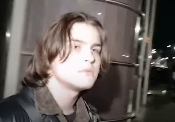 Tânărul de 18 ani care a strigat „Simion fascist” a fost agresat de susținători ai candidatului AUR și apoi amendat de polițiști